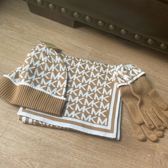 Michael winter hat, gloves, Scarlet set Nwt - Picture 3 of 7